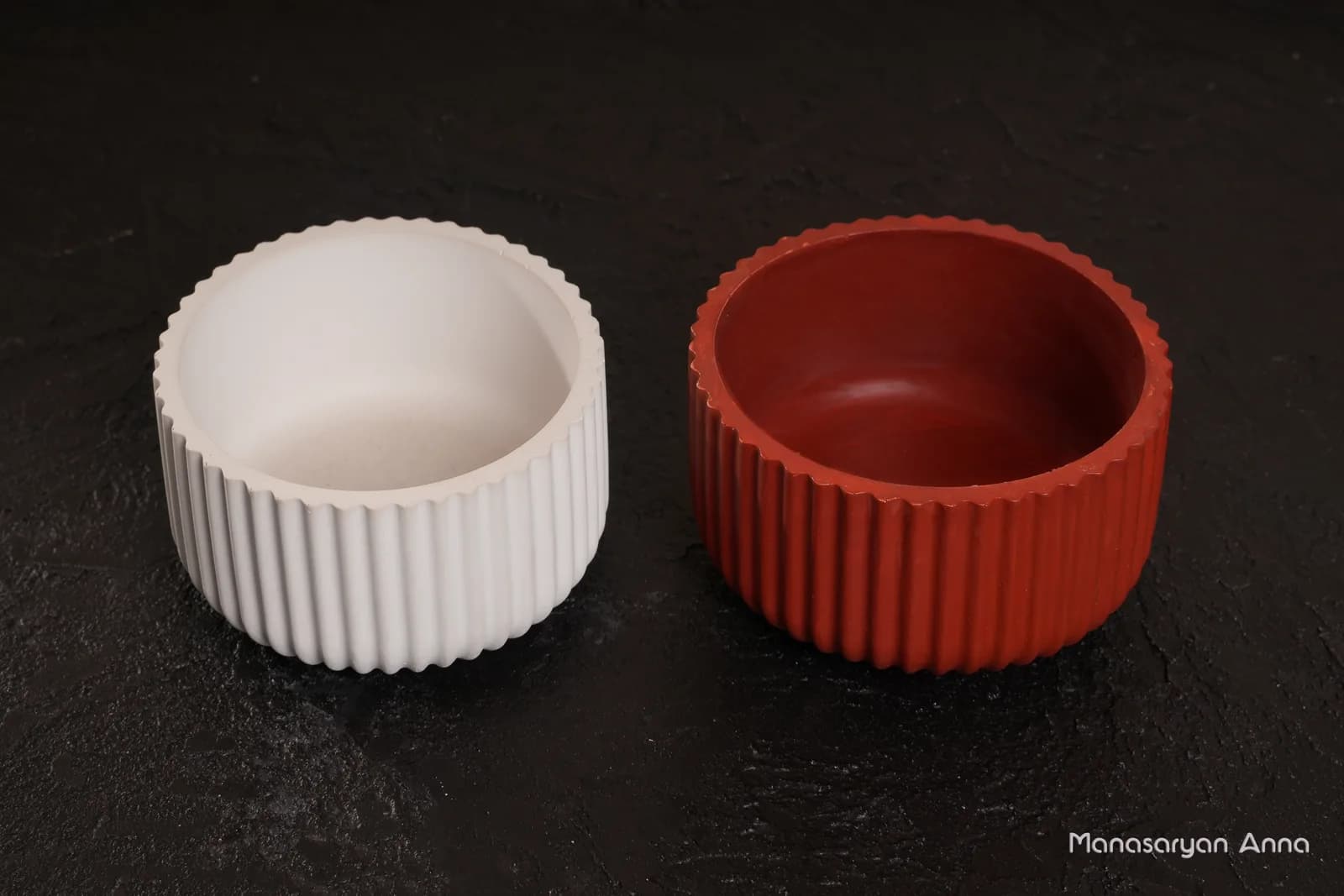 Белый и терракотовый рифлёные подсвечники рядом