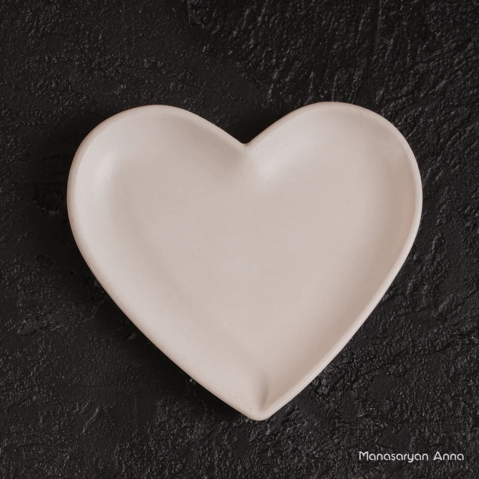 Белое гипсовое блюдце в форме сердца
