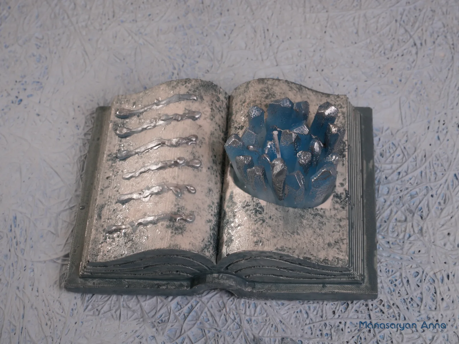 Кристаллы в книге гипсовой — ракурс 3
