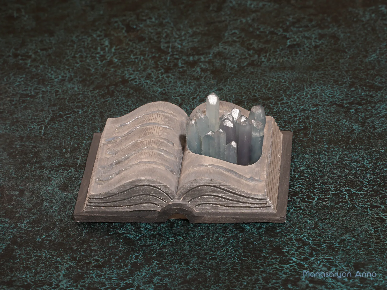 Кристаллы в книге гипсовой — ракурс 2